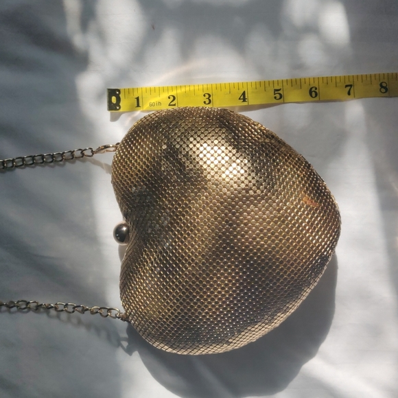 Gold, heart-shaped purse - Picture 3 of 11